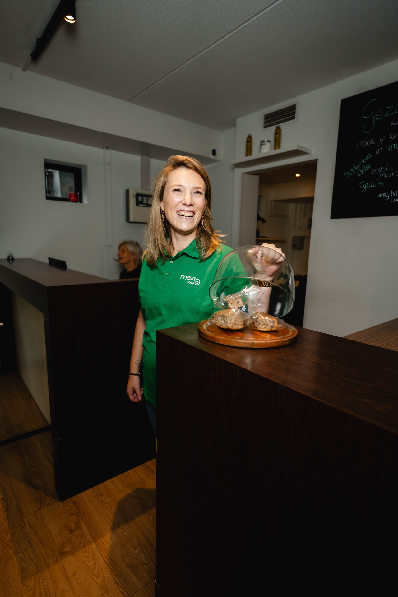 Medewerker met gezonde snacks bij de bar
