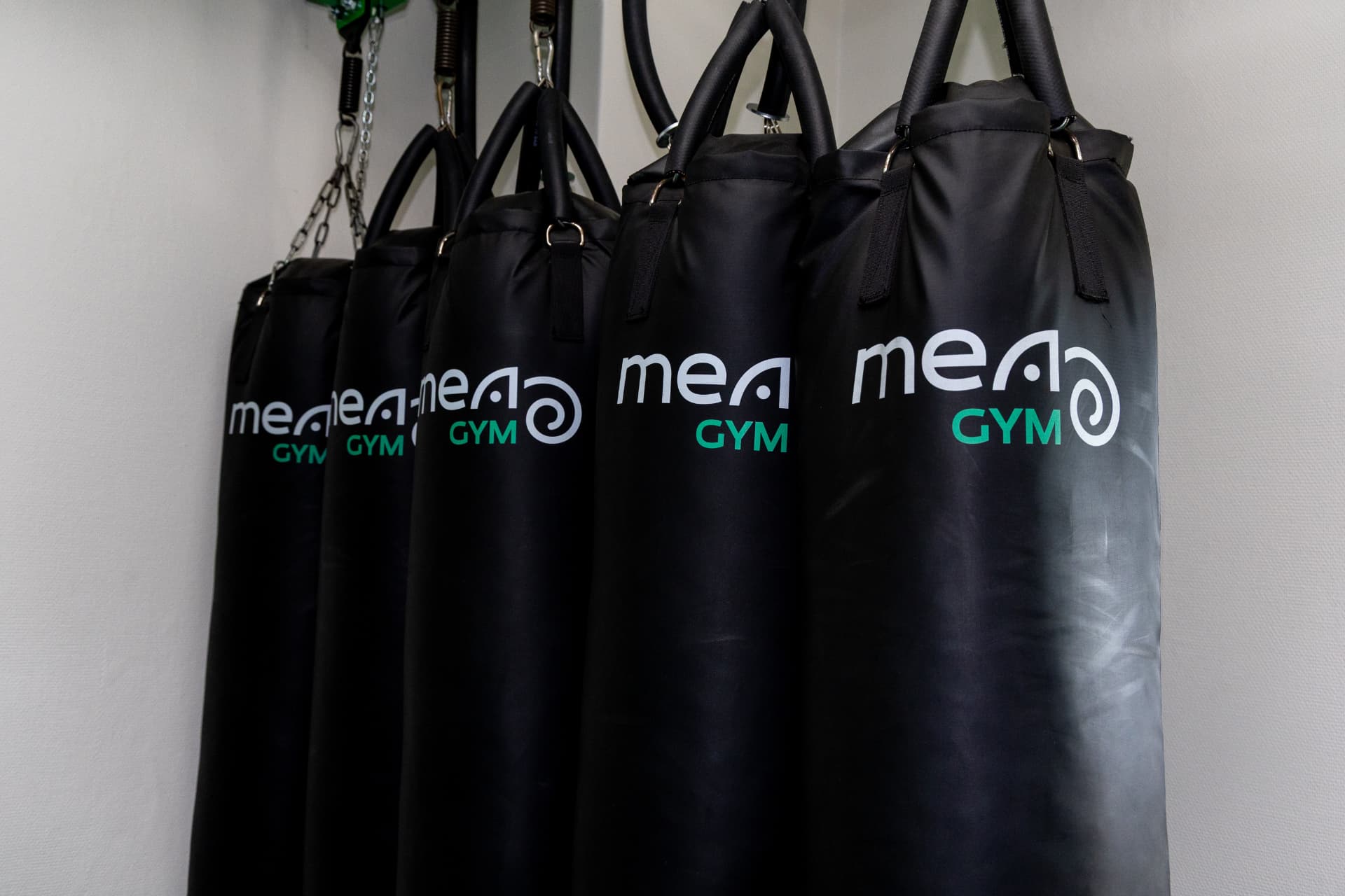 Bokszakken met Mea Gym-logo in de trainingszaal