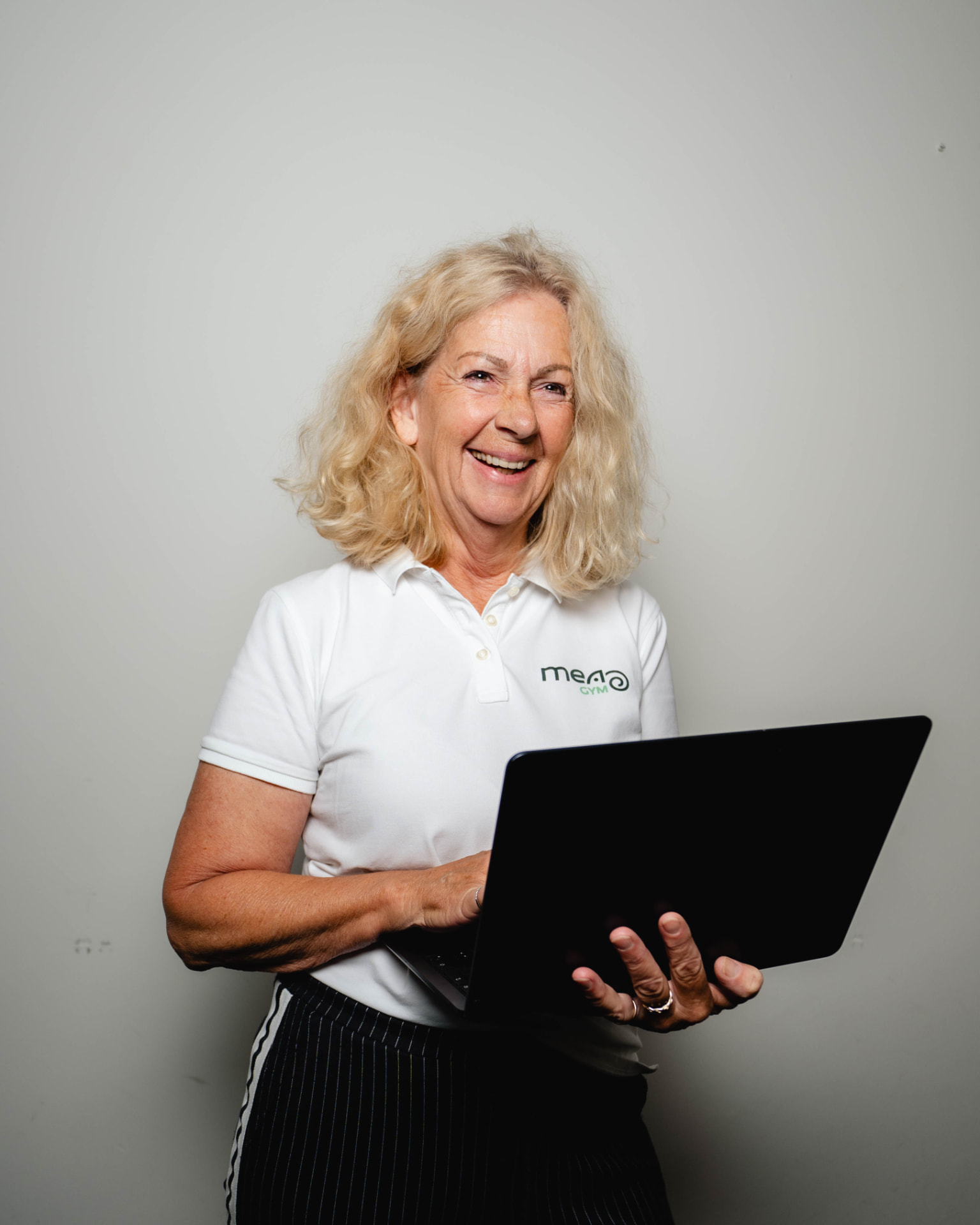 Medewerker achter de balie met laptop