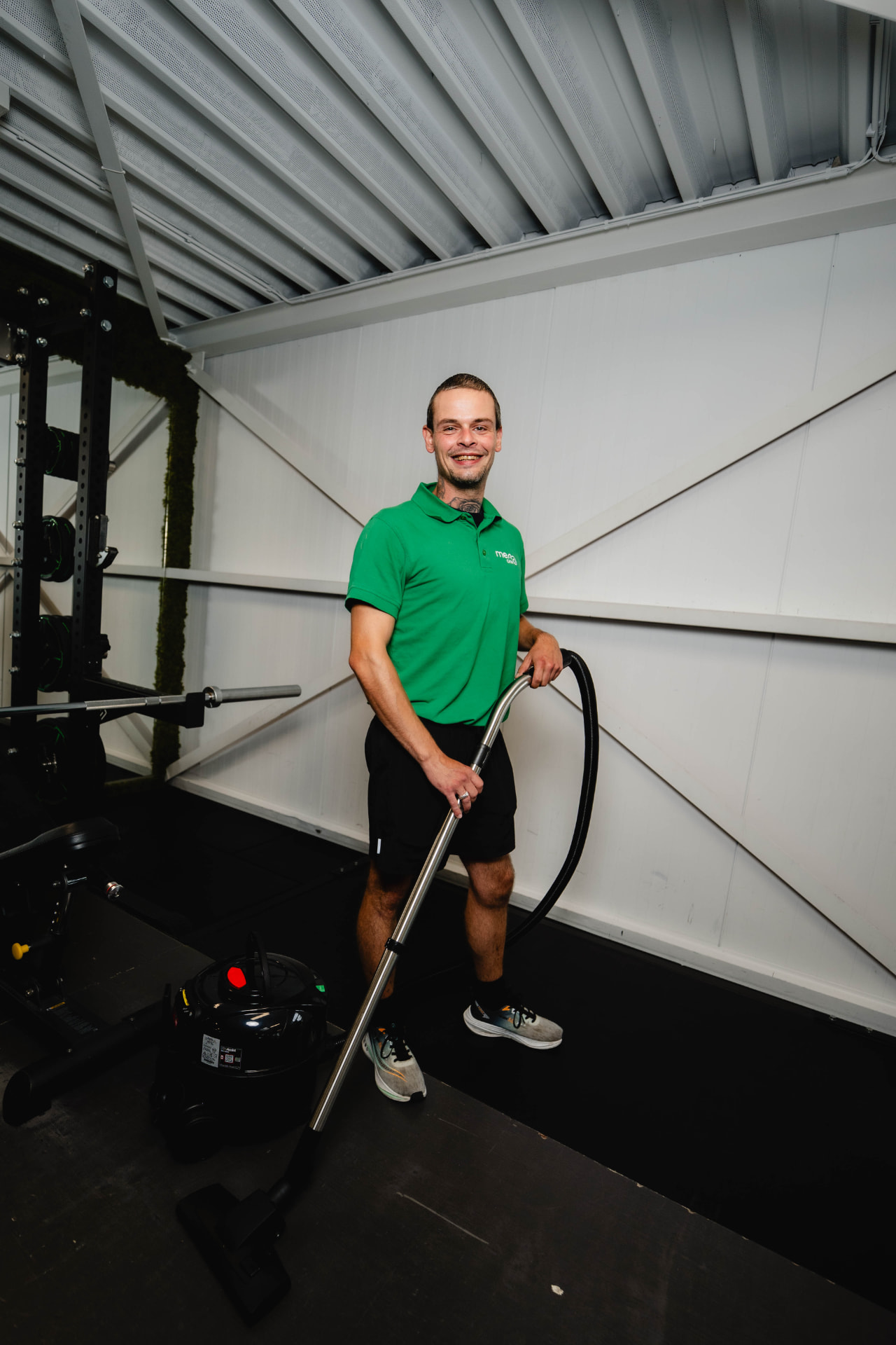 Medewerker houdt de gym schoon