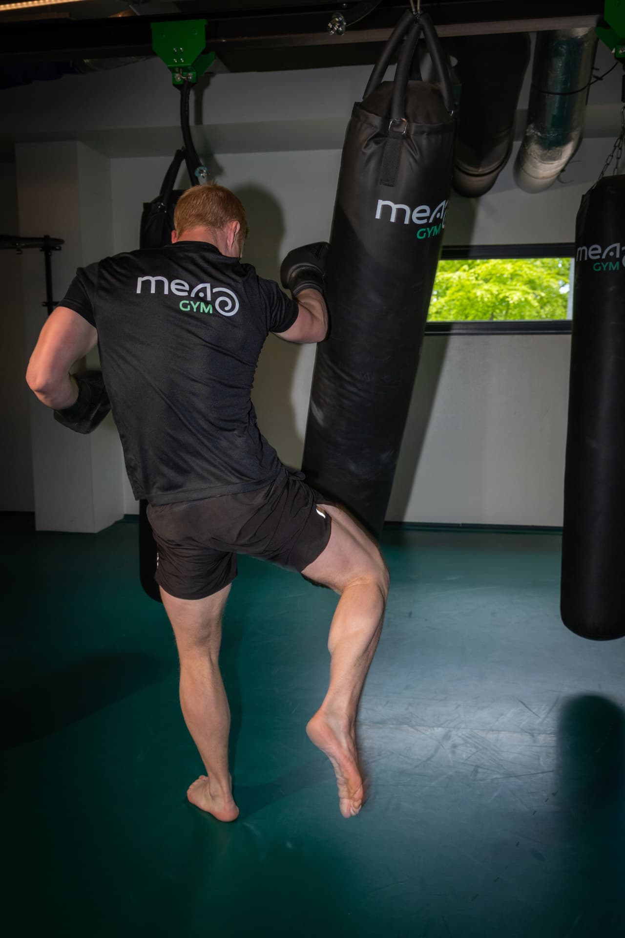 Bokszakken in de kickbokszaal van Mea Gym in Laren