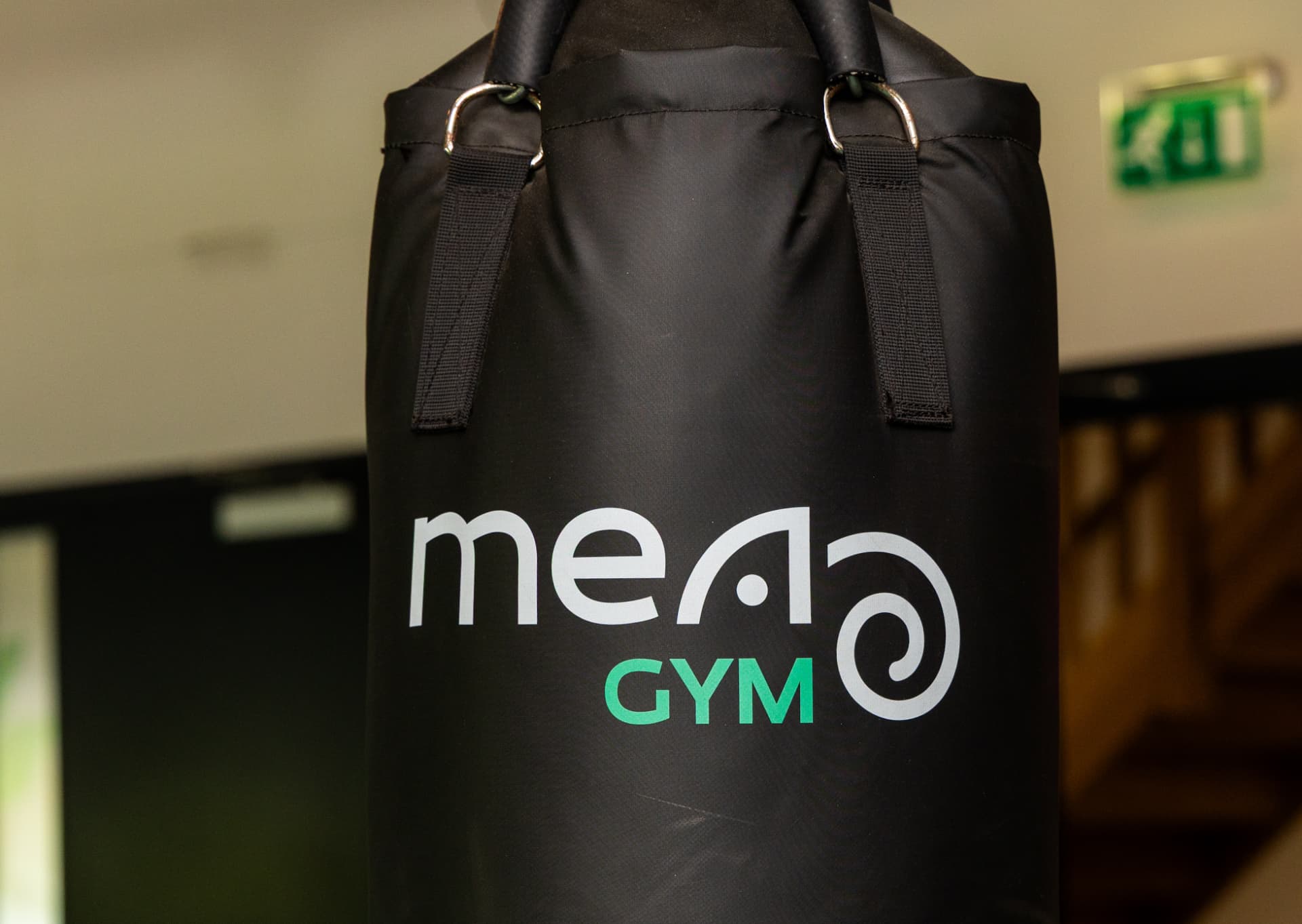 Bokszak met Mea Gym-logo in de kickbokszaal